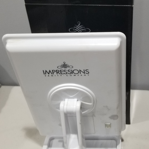 Impressions Vanity Makeup Mirror - Picture 4 of 4